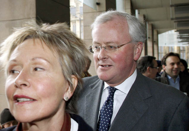 This photo taken on February 11, 2009 shows former chief executive of Barclays Jon Varley (right) arriving for a Treasury Select committee hearing at Portcullis House in London (AFP photo)